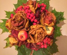 Букет из живых листьев и рябины