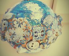 брался обычный елочный шарик ажур и все что в доме не нужно пуговицы макароны разбитый шарик елочный