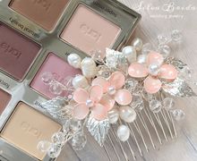 Гребень с цветами пудрового цвета