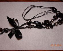 украшение из бусин и шнура