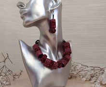 Красный комплект украшений  для женщины.