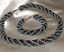 Комплект: ожерелье и браслет из стекляруса и бисера