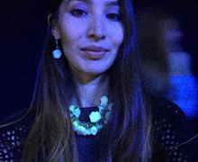 Колье и серьги из белых роз и оно же как украшение ободок на голову. 