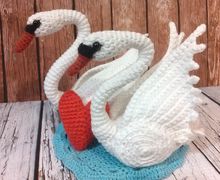 Пара белых лебедей.