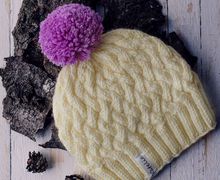 Шапочка с цветным помпоном