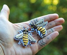 Вышитая брошь / булавки на воротник "Пчёлки"