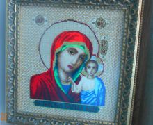 Вышитая счетным крестиком икона Казанской Богородицы