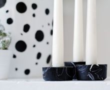 Черные подсвечники с мраморной текстурой