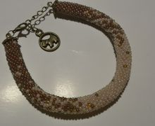 Браслет из бисера двухцветный