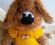 Песик в желтом свитере