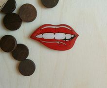 Значок деревянный "Губы"