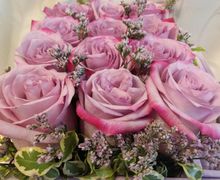 Шикарный букет из роз в эксклюзивном коробе ручной работы