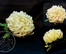 Заколка с цветком хризантемы.