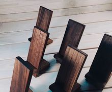 Подставка под смартфон из палисандра