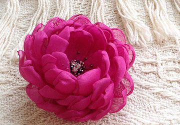 Яркий цветок-брошь из текстиля