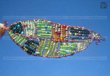 подвеска из бисера "Изумрудный лист"