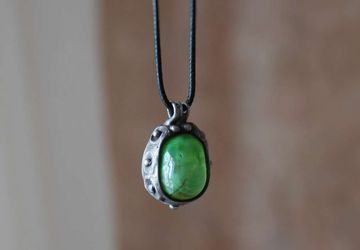 Авторский кулон с декоративным стеклом.