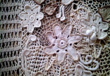 Палантин " Нежность " выполнен в технике ирланского кружева .