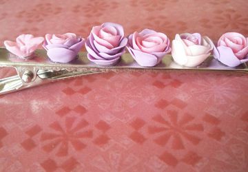 заколка для волос из роз.