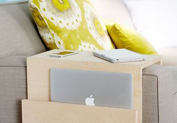 Столик на подлокотник дивана.