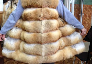 жилет из лисы с капюшоном
