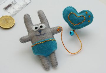 Брошь "Зайка с шариком"