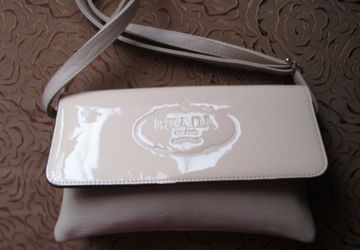 клатч кожаный prada на длинном ремне