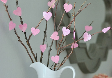 Симпатичные (и дешевые!) украшения на День святого Валентина своими руками. Дерево с сердцами.
