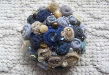 Текстильная брошь "Агат и деним"