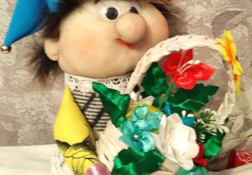 Гном с корзиной цветов