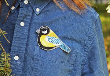 Вышитая брошь "Синичка"