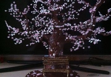 Лавочка для влюбленных под Сакурой сделана из бисера