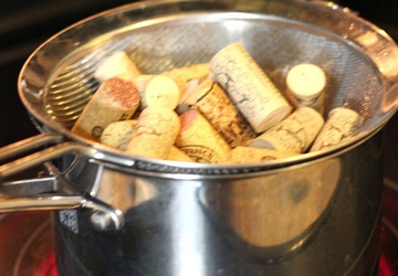 Игрушки для котят из винных пробок!