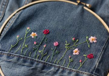 Как украсить вышивкой джинсовую одежду