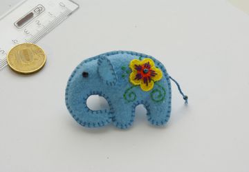 Брошь "Слоненок с цветочком"