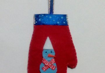 Игрушка новогодняя из фетра " Варежка "