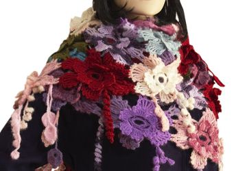 Вязаный палантин крючком из цветов.