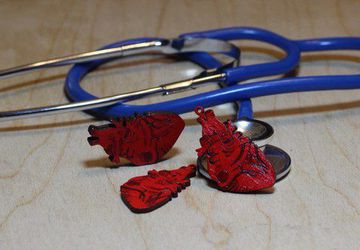 Деревянная брошь и подвеска "сердце"