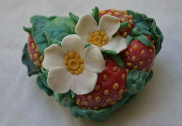 брошь-клубничка.