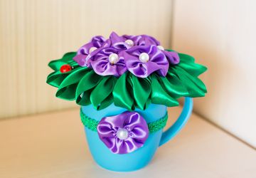 Цветочная композиция "фиалки в кружке"