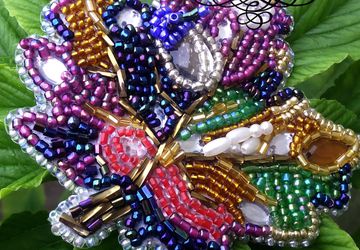 Брошь из бисера. Листик с букашкой