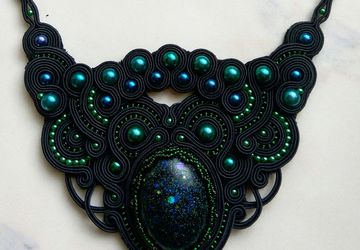 Чёрное изысканное колье из сутажа для торжественных случаев.