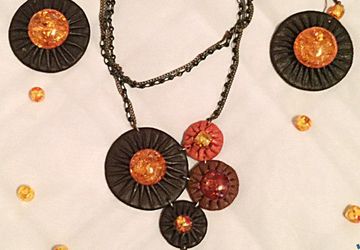 Дизайнерское украшение из натуральной кожи и искусственного янтаря
