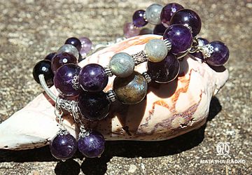 Браслет на замке из натуральных камней