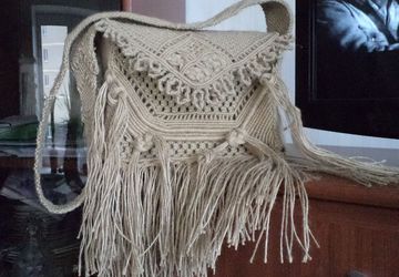 Сумка с бахромой плетеная .