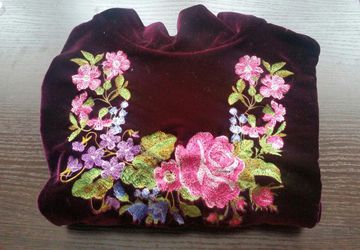 Бархатная кофта с вышитой горловиной и рукавом