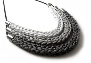 Простое и элегантное вязаное колье-шнур