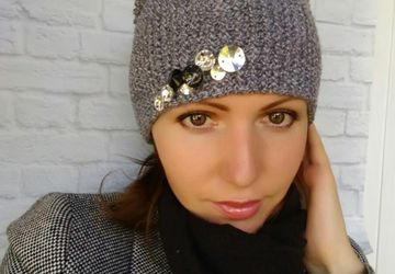 Шапка бини с стразами.