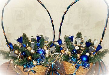 Новогодние букеты из конфет