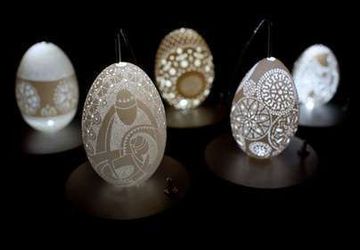 Как делают "кружевные" пасхальные яйца